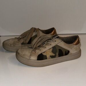 SHU SHOP- PAULA Camo Sneakers Girls Size 2